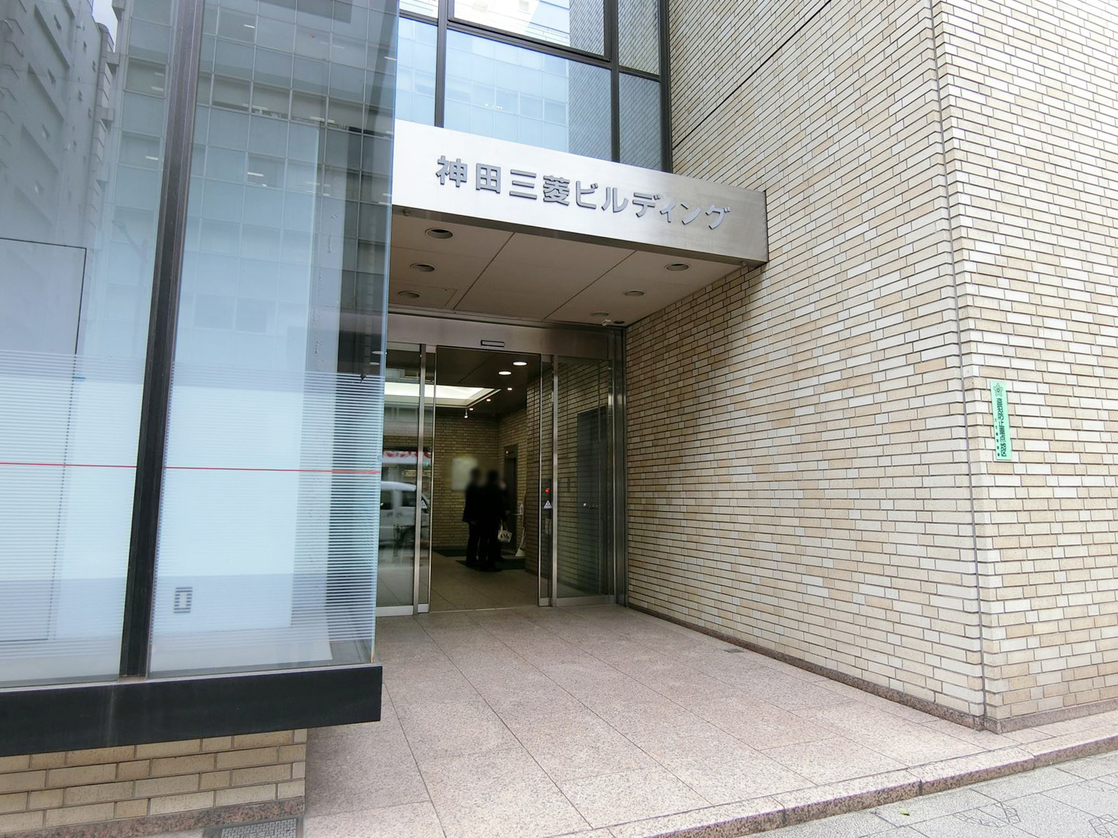 オフィスビル出入口
