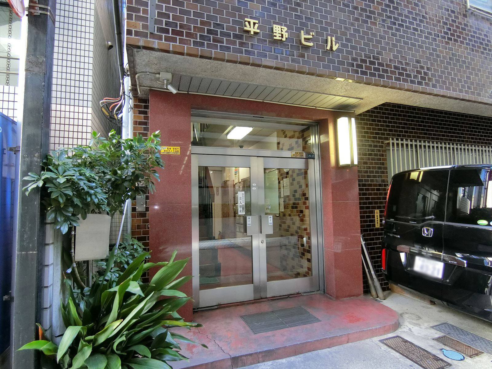 オフィスビル出入口