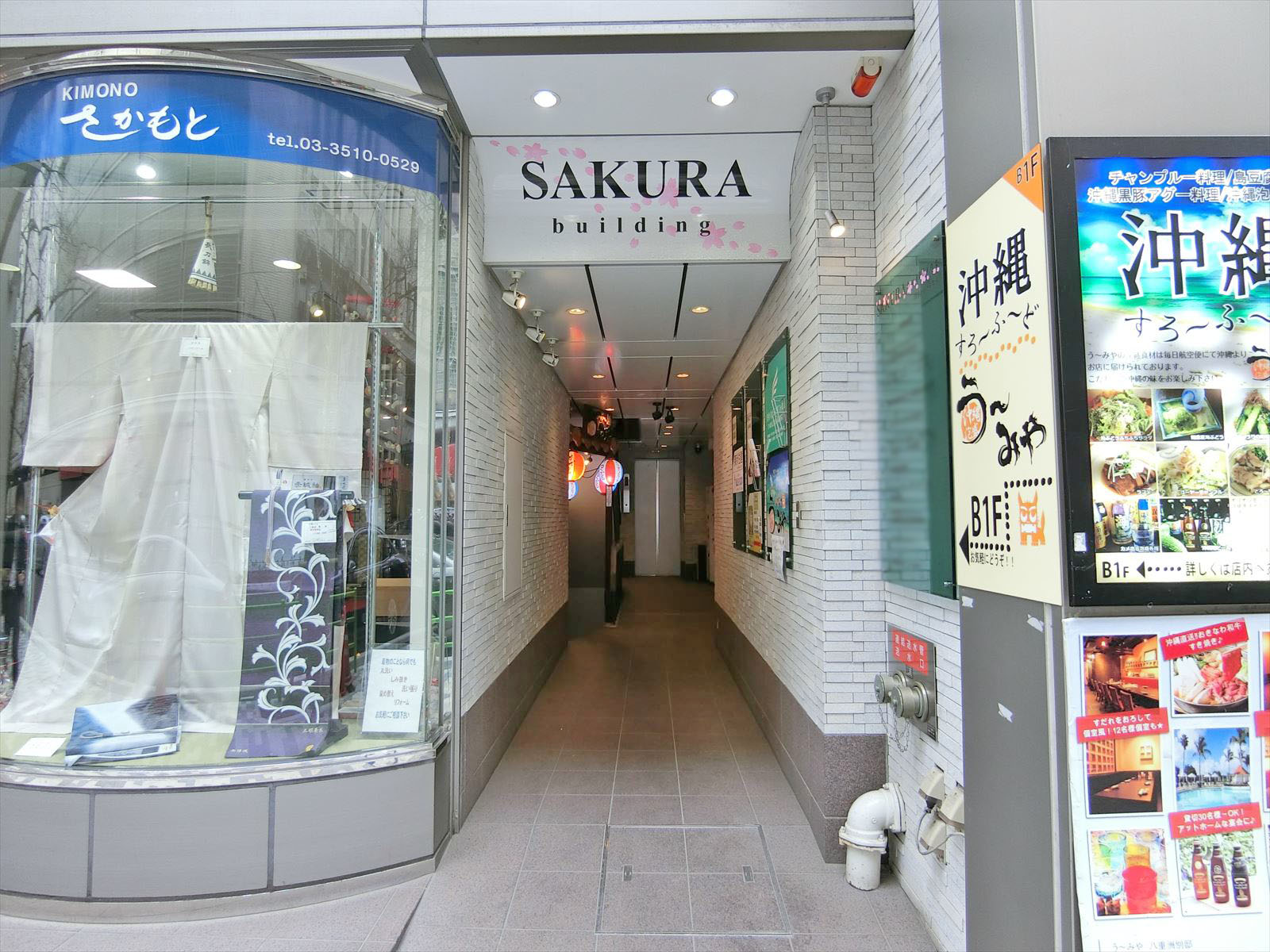 オフィスビル出入口