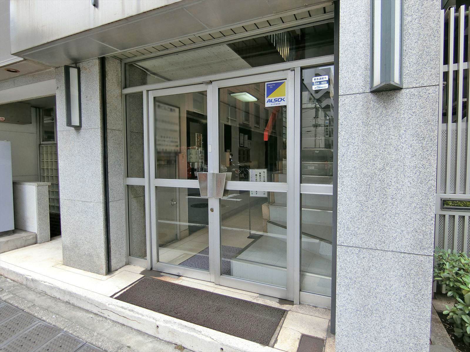 オフィス出入口