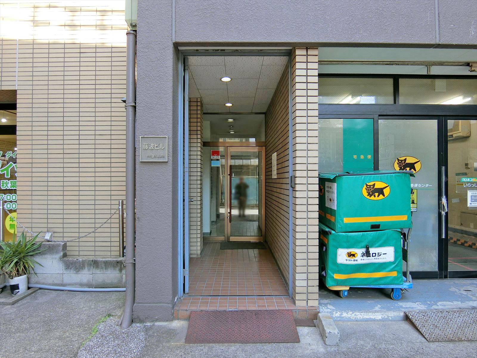 オフィス出入口