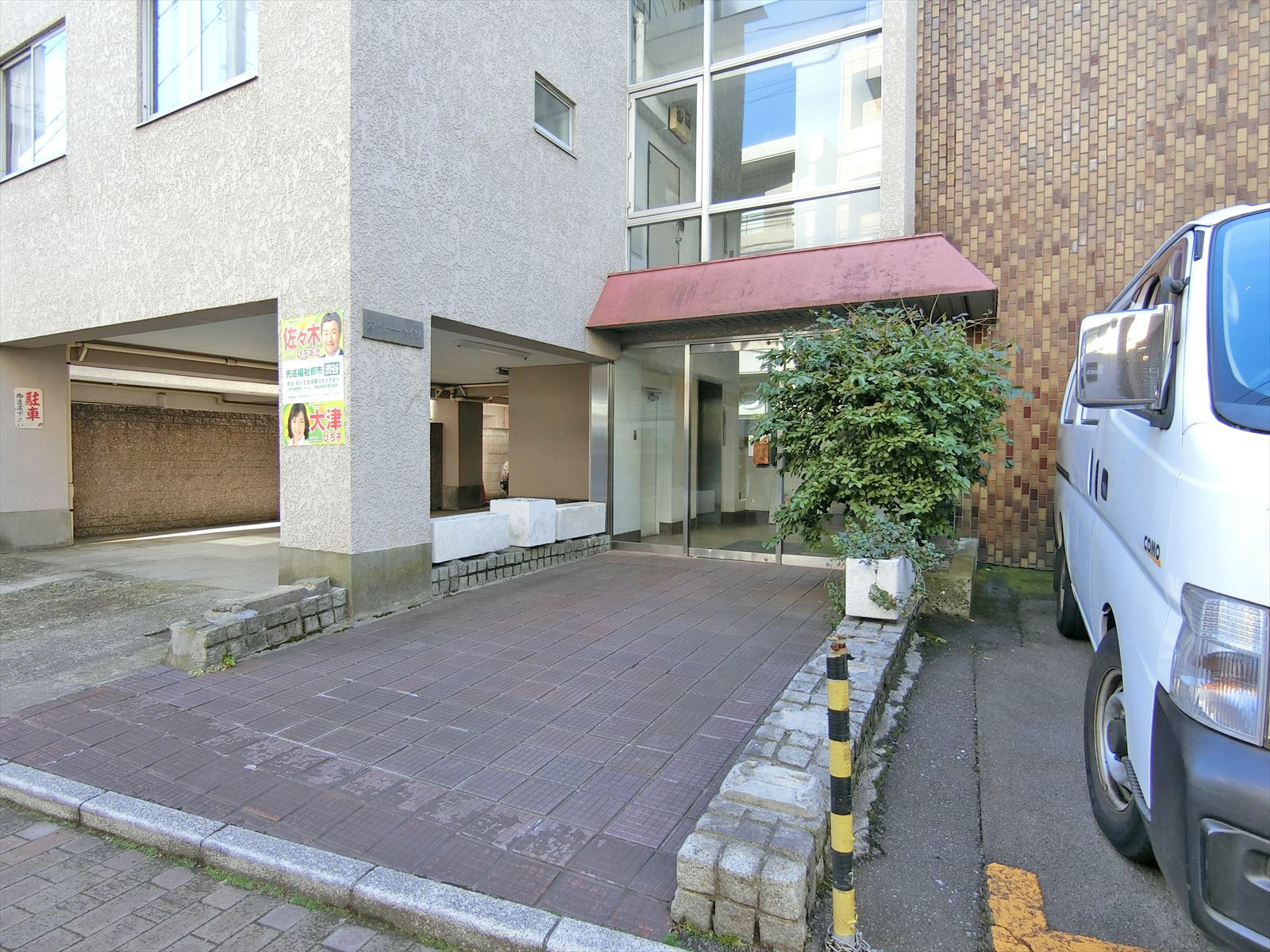 オフィスビル出入口