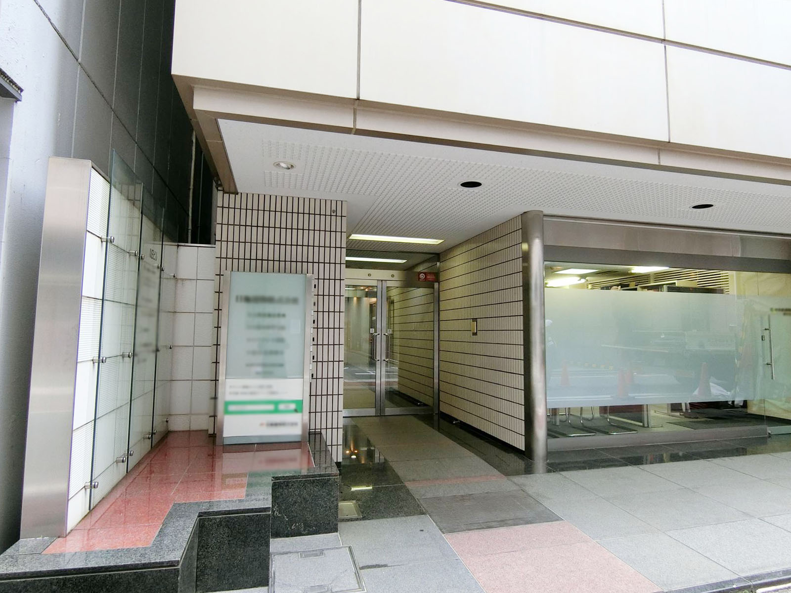 オフィスビル出入口