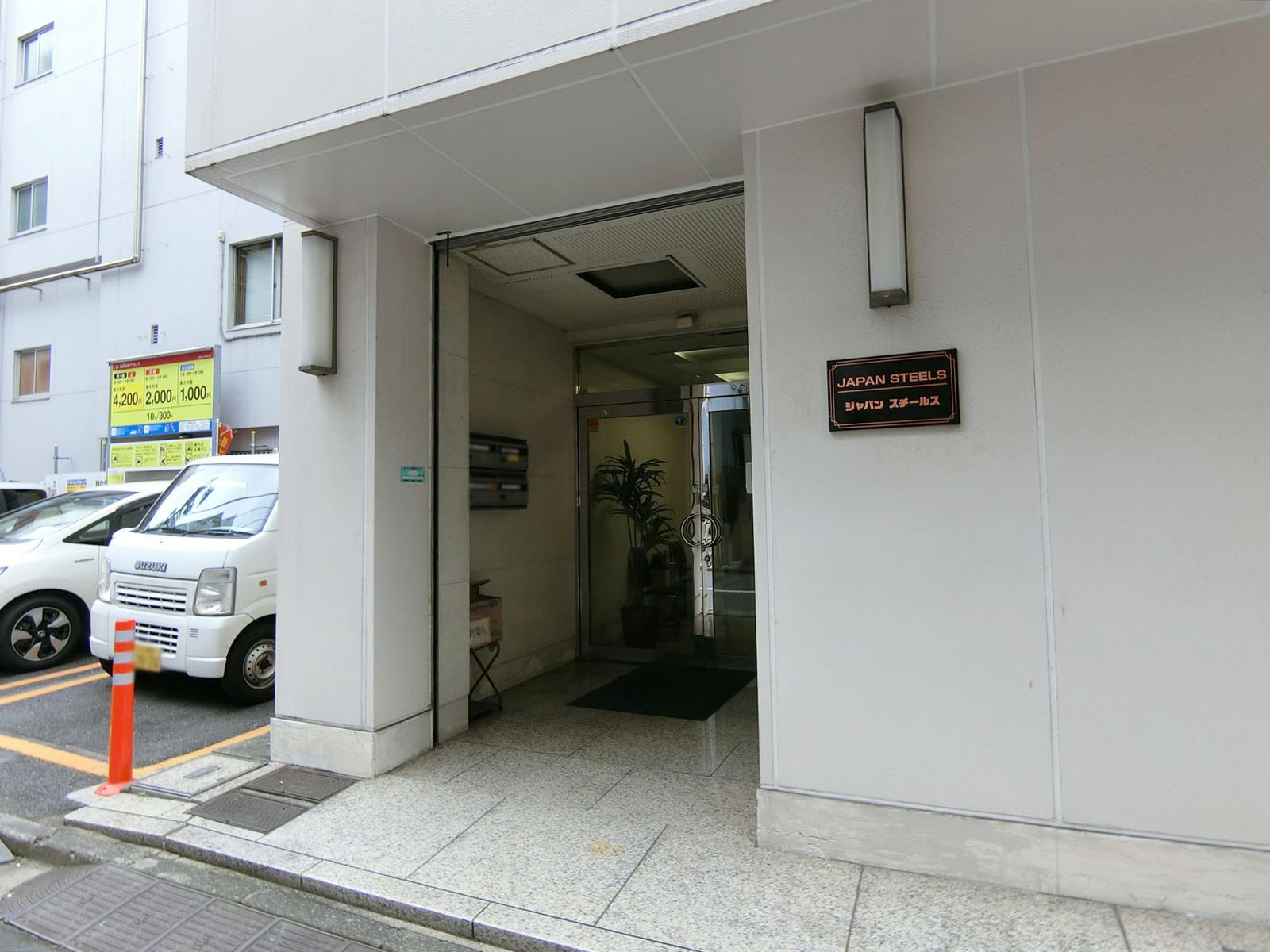 オフィスビル出入り口