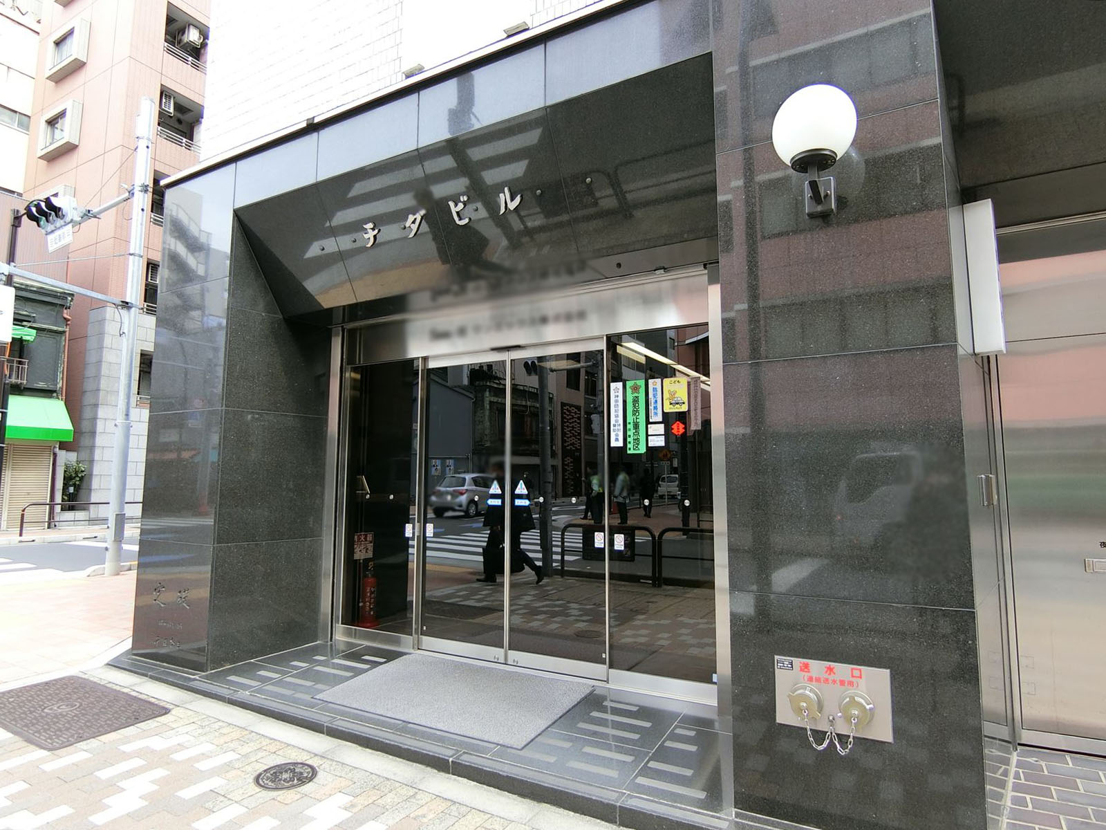 オフィスビル出入り口