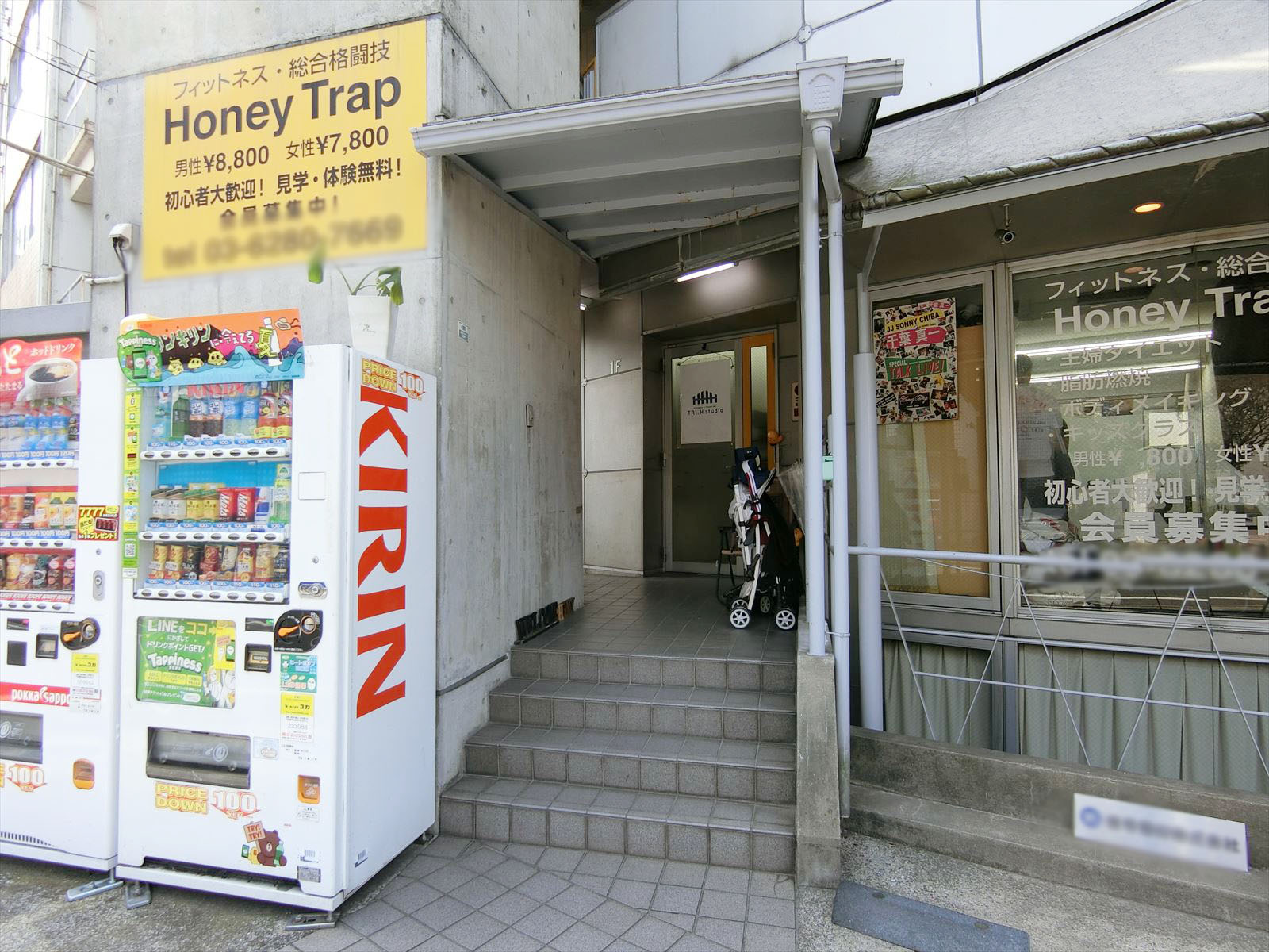オフィスビル出入り口