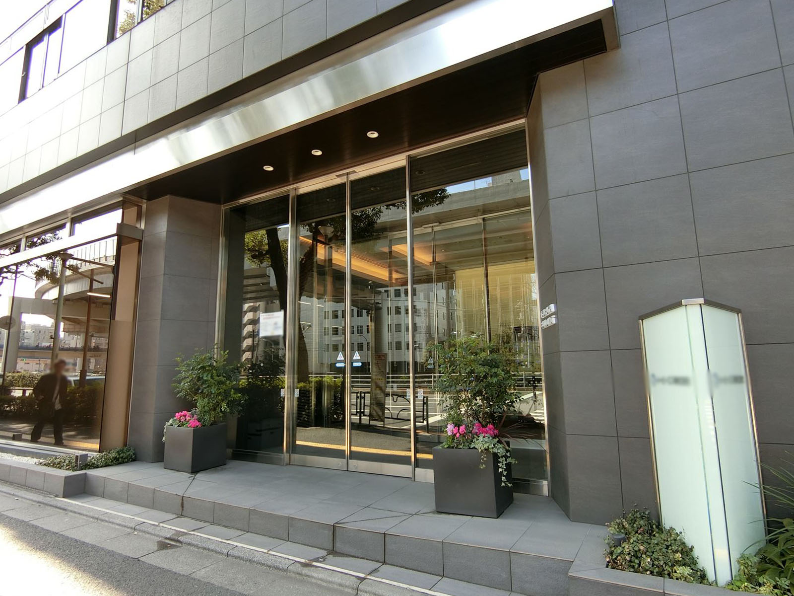 オフィスビル出入り口