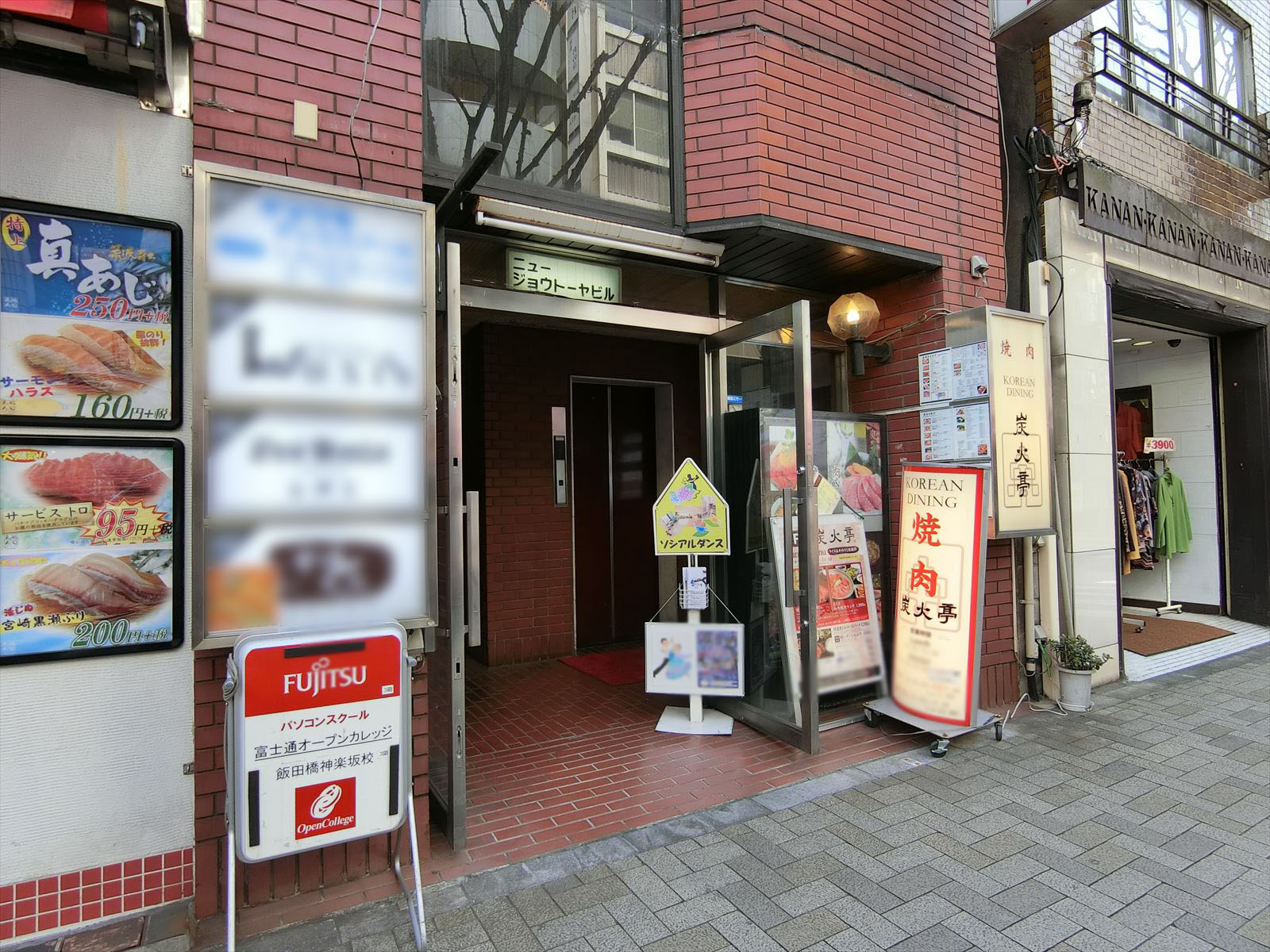 オフィスビル出入り口