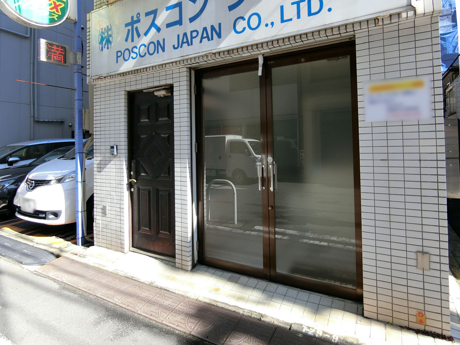 オフィスビル出入り口