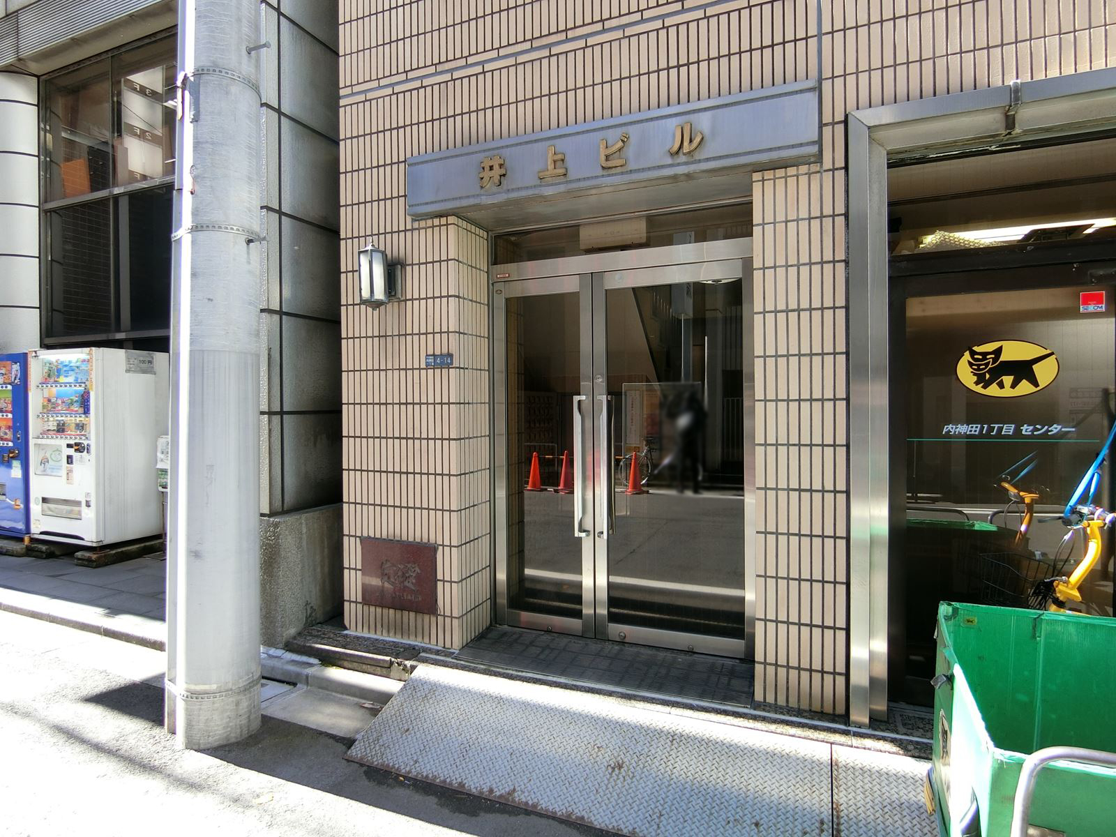 オフィスビル出入り口