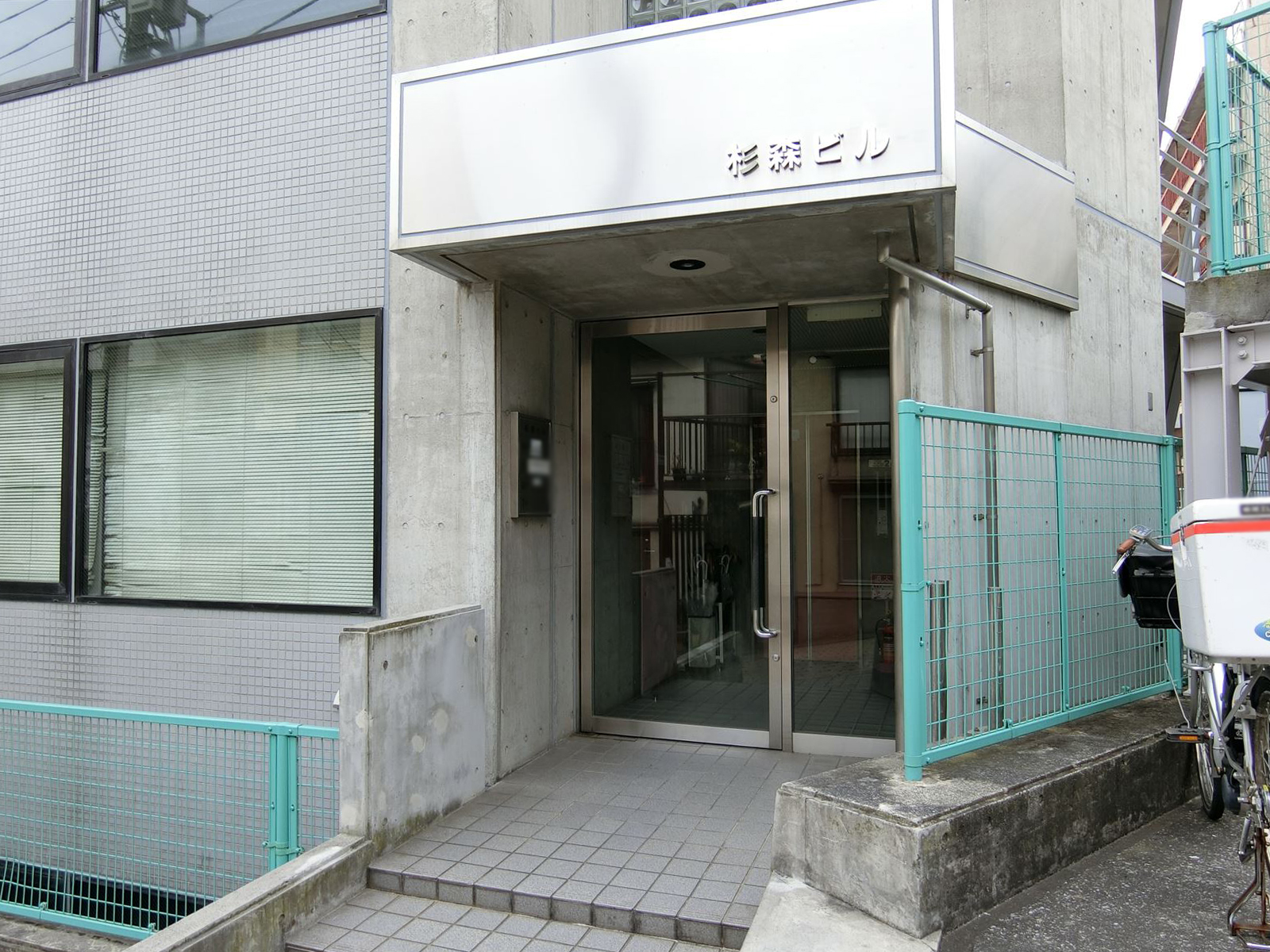 オフィスビル出入り口
