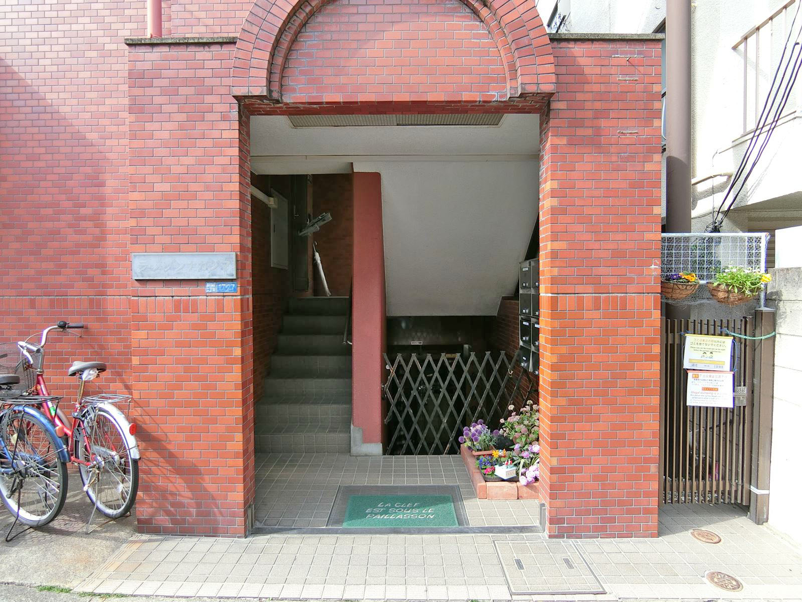 ビル出入口