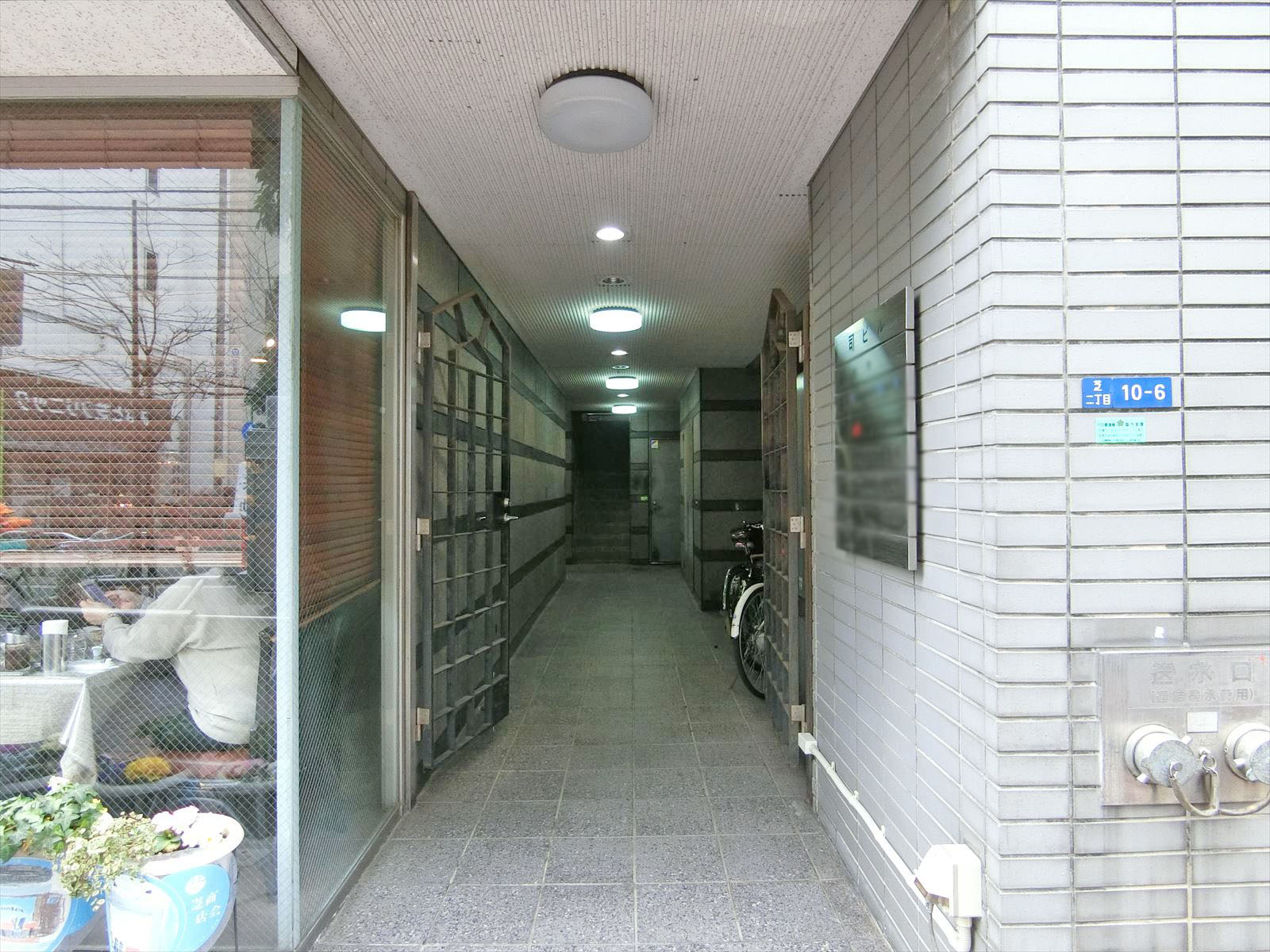 オフィス出入口