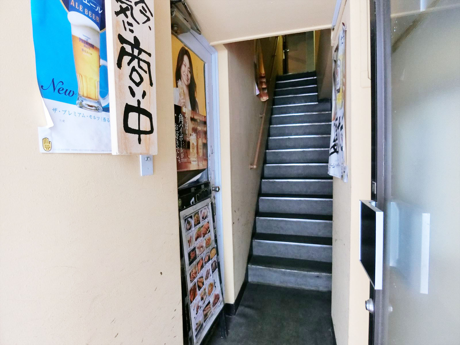 出入口すぐの階段