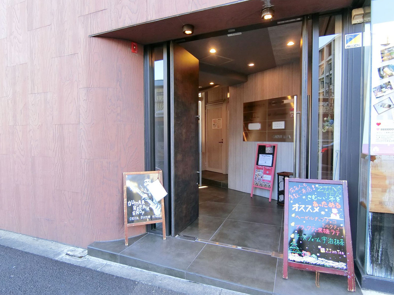オフィスビル入り口