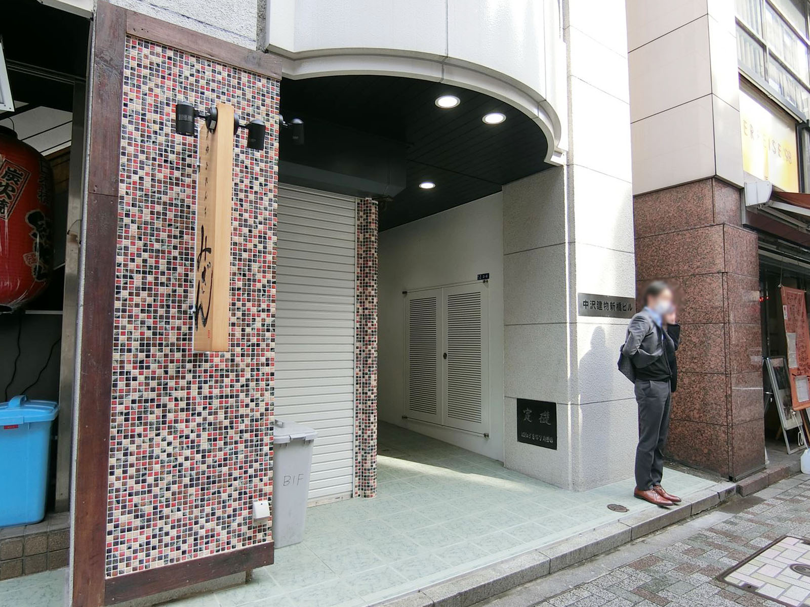 オフィスビル入り口