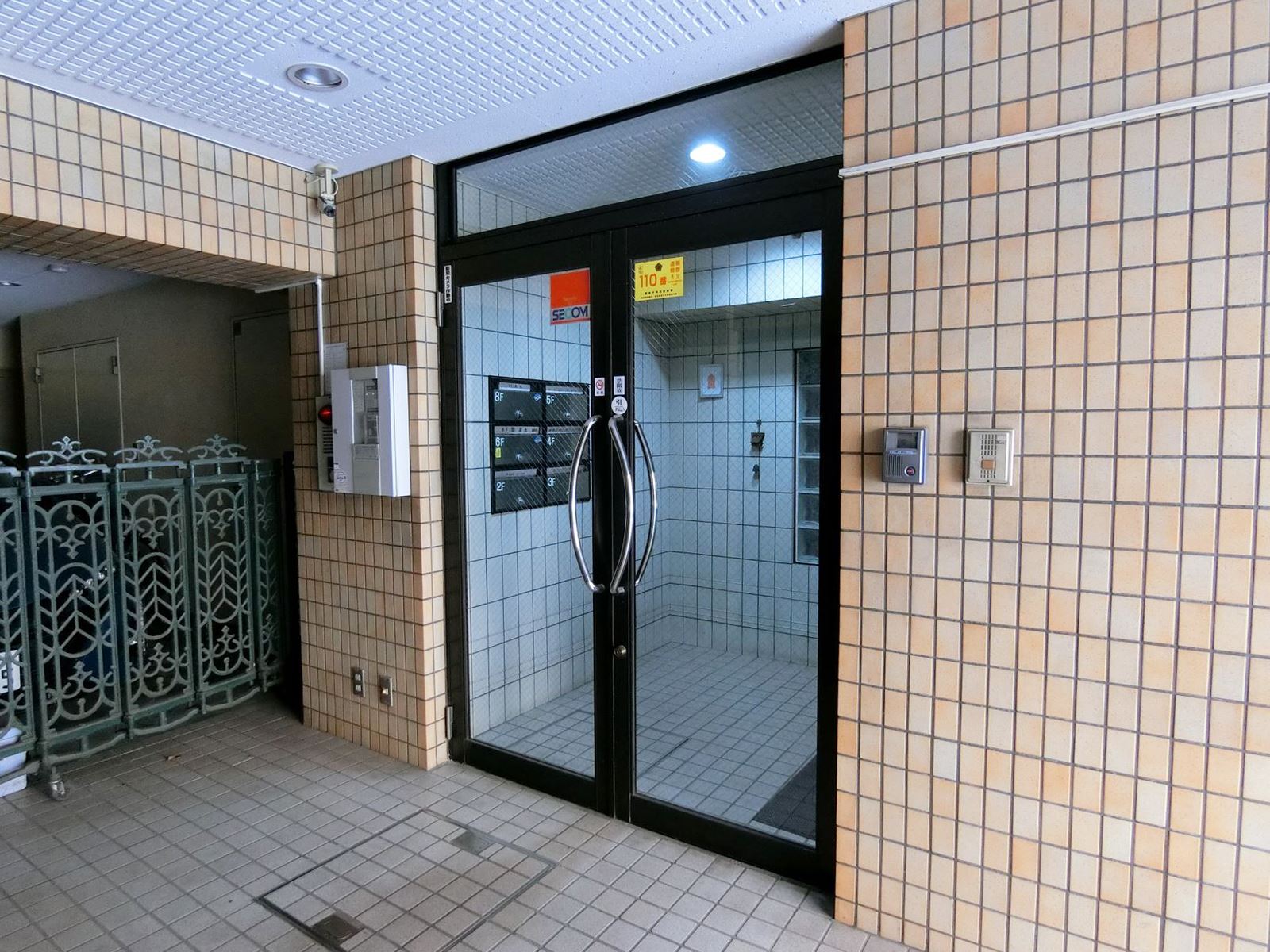 オフィスビル出入り口