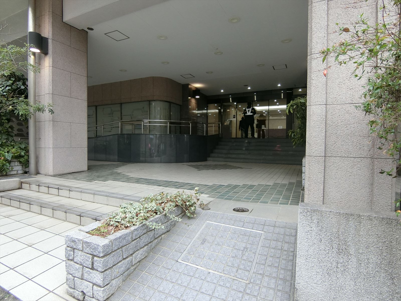 オフィスビル出入口