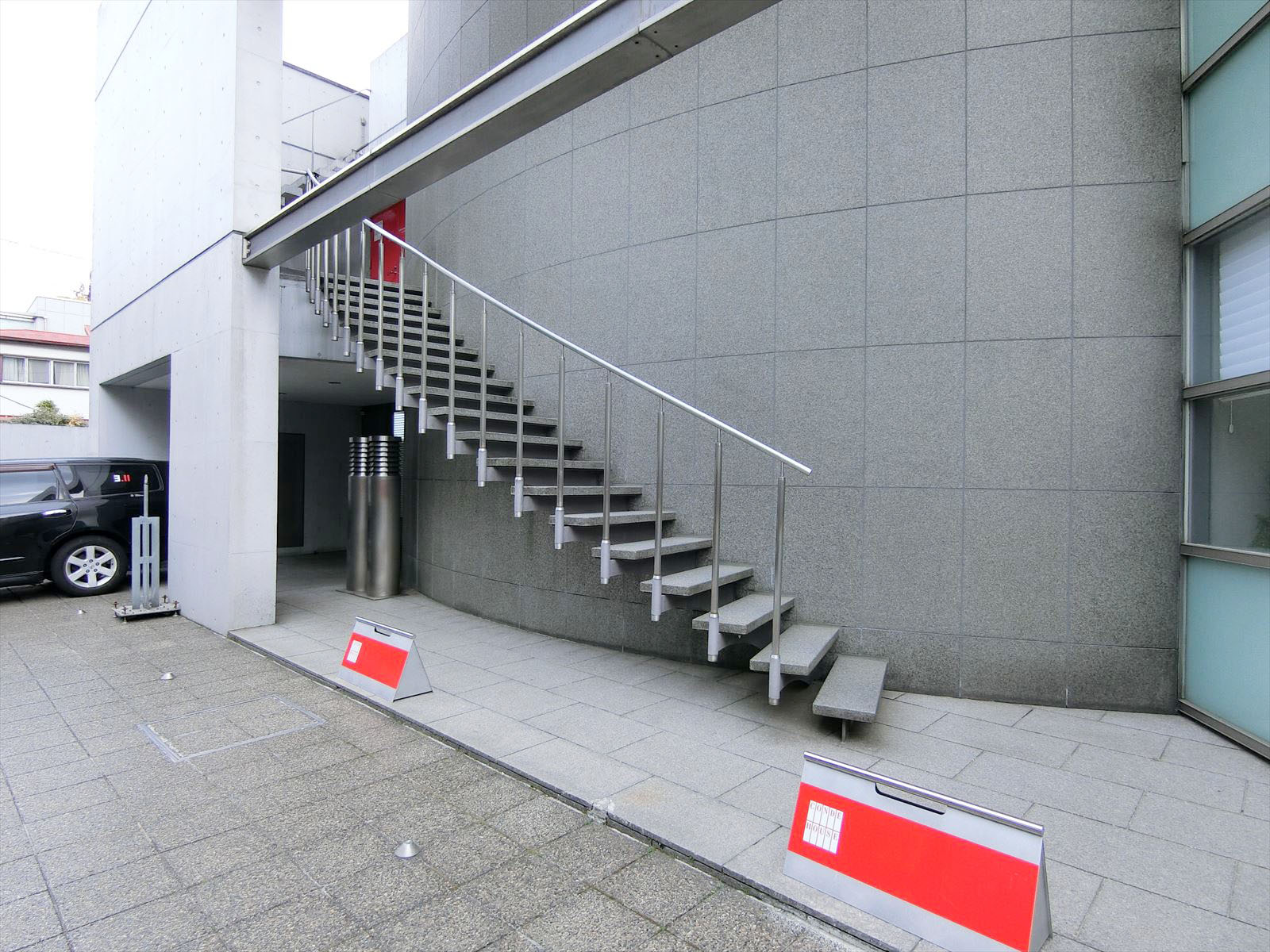 出入口までの外階段