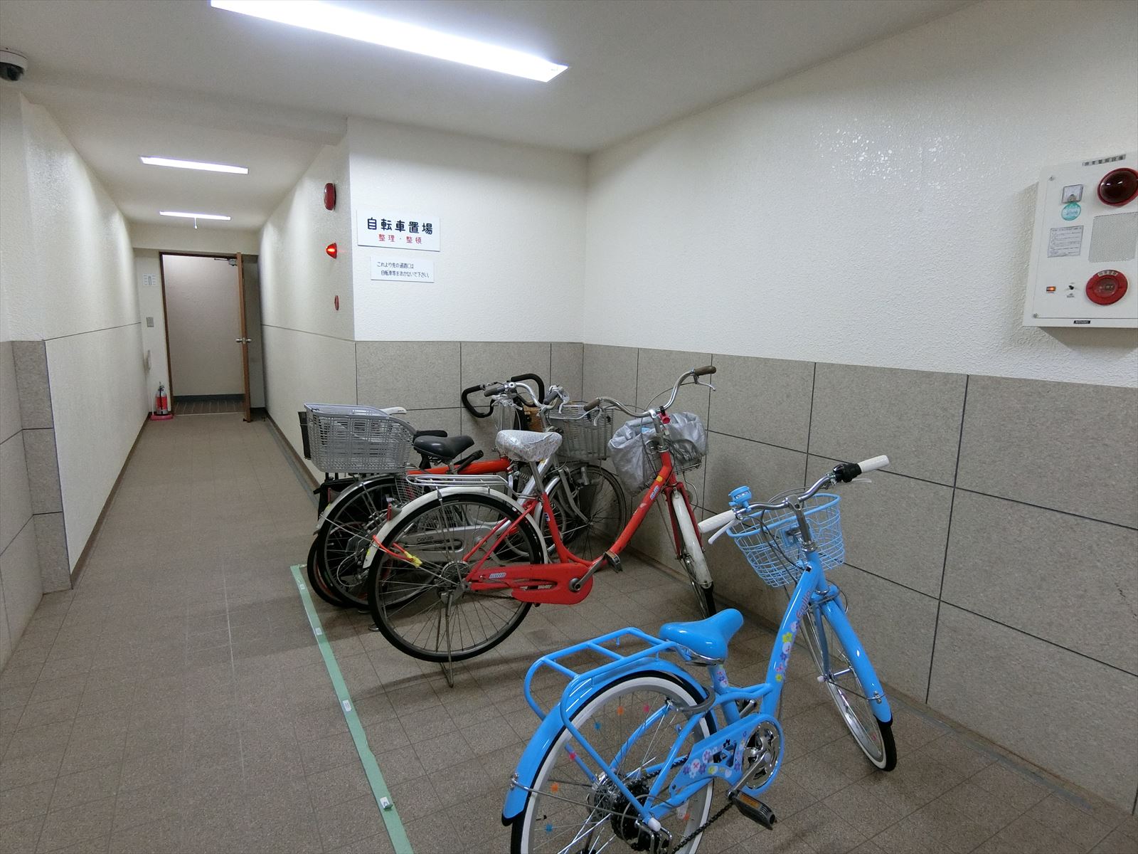 エントランス奥の駐輪場