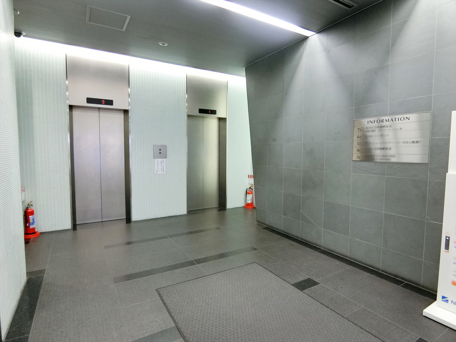 エントランスホール