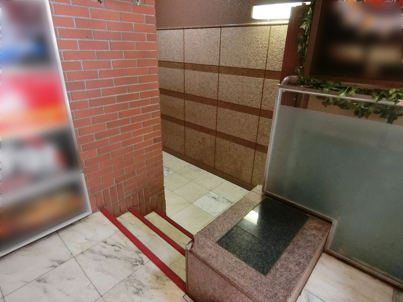 エレベーターへの階段