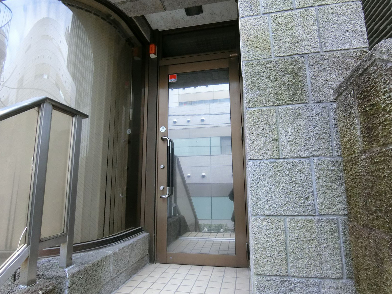 オフィスビル出入り口