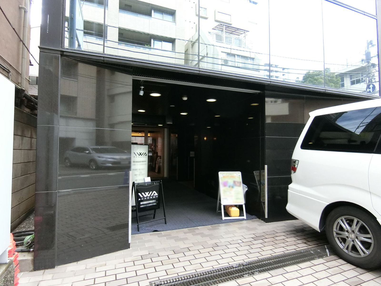 オフィスビル出入り口