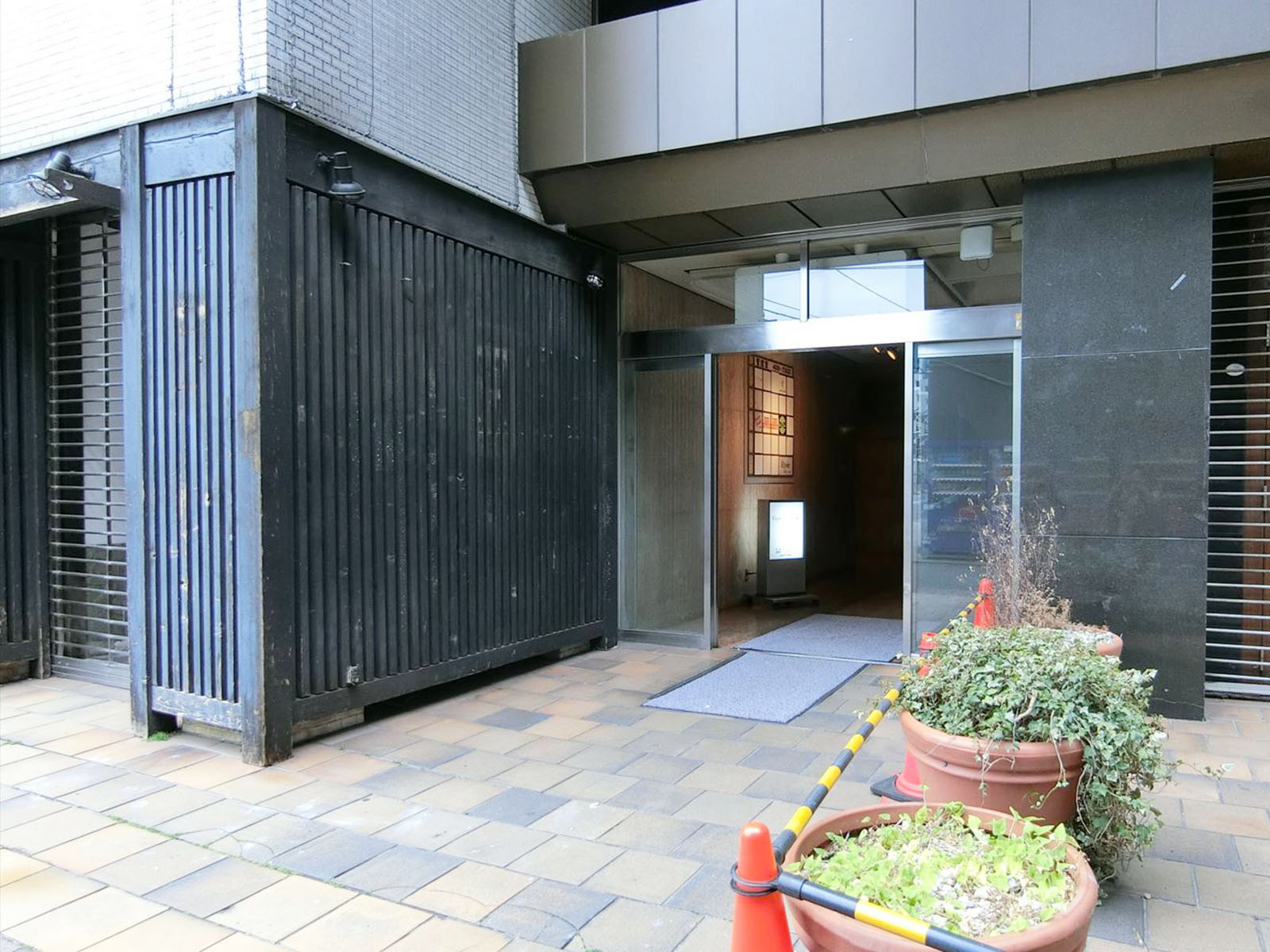 オフィスビル出入口
