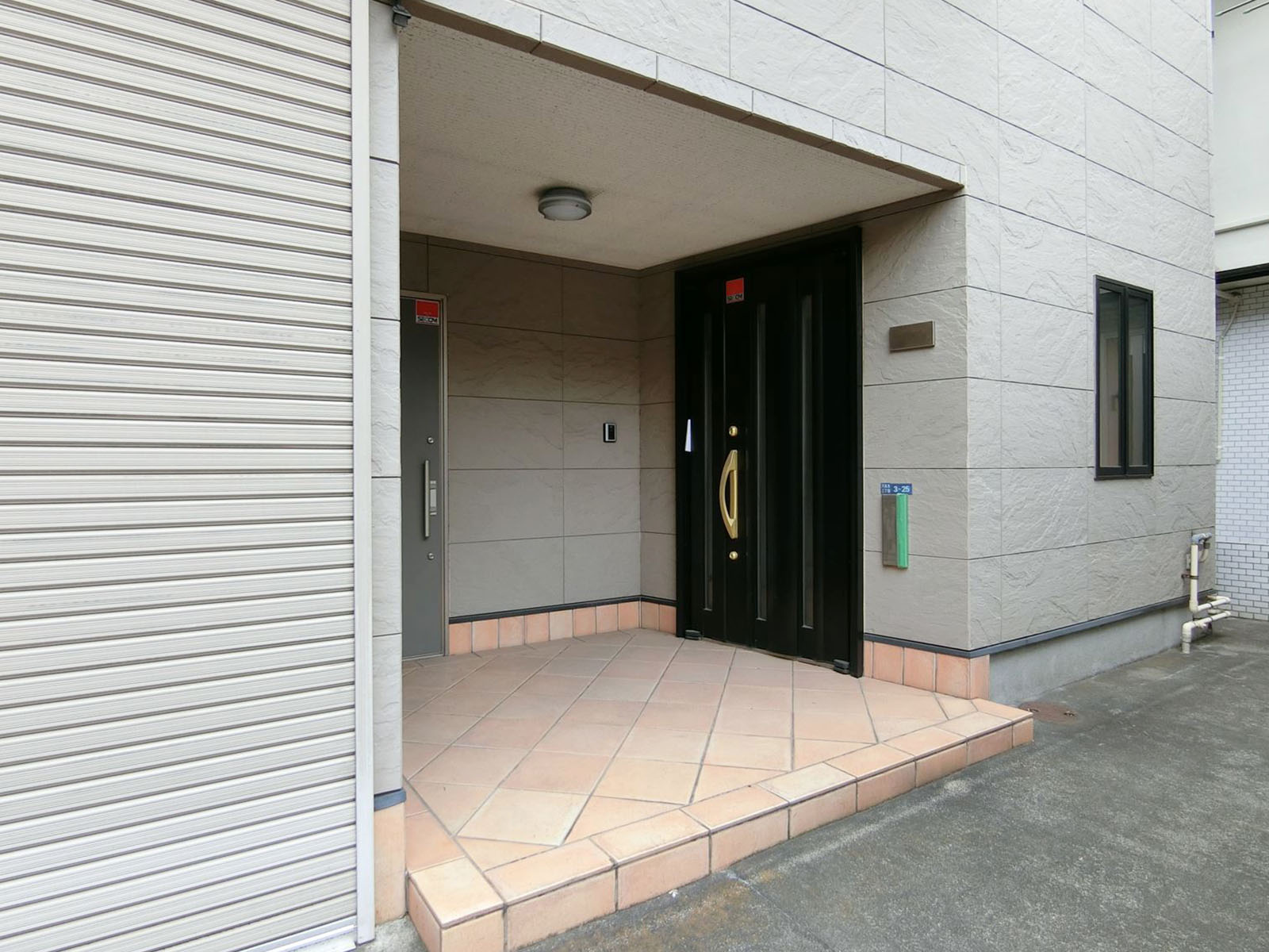 オフィスビル入り口