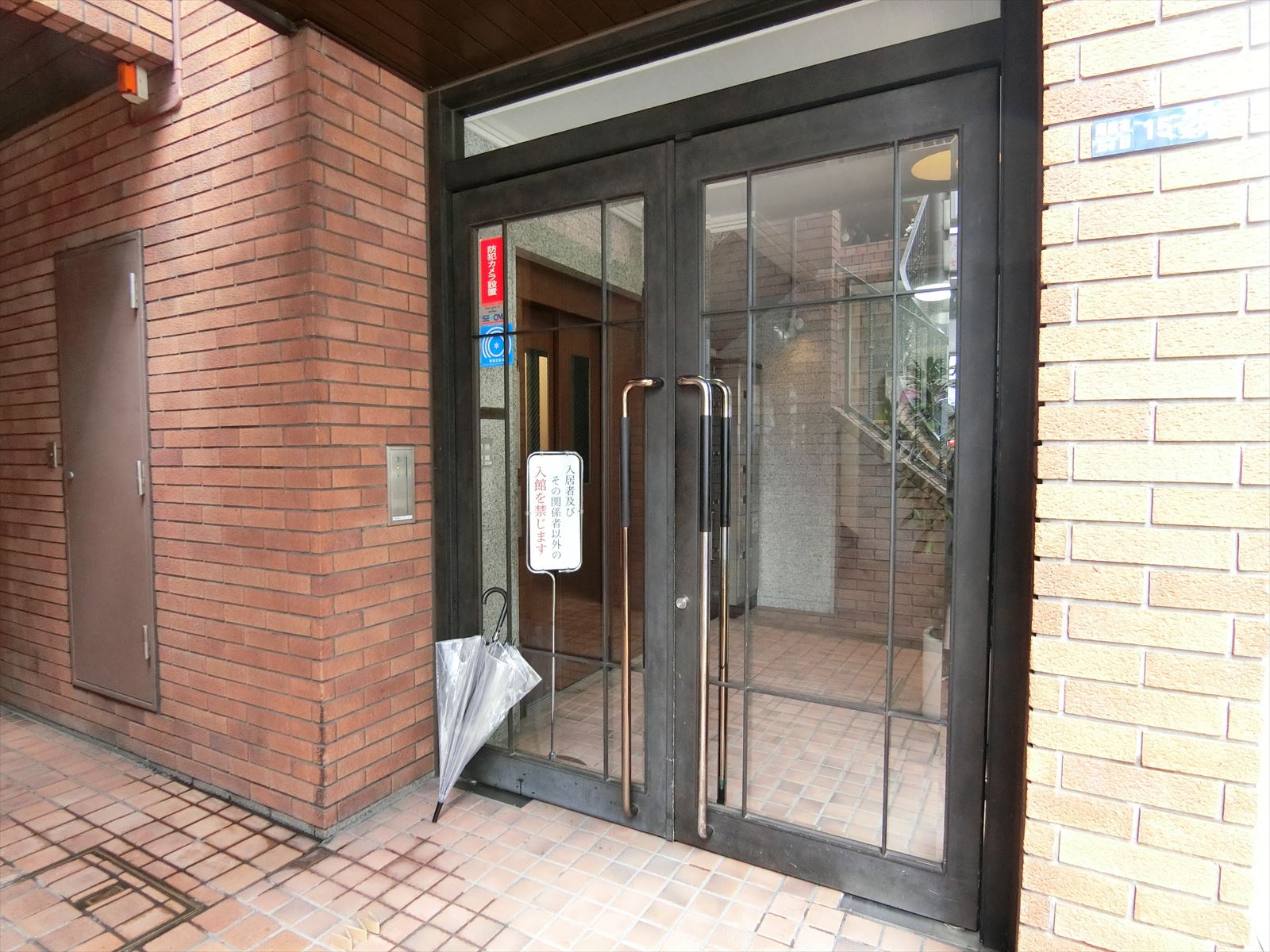 オフィスビル出入口