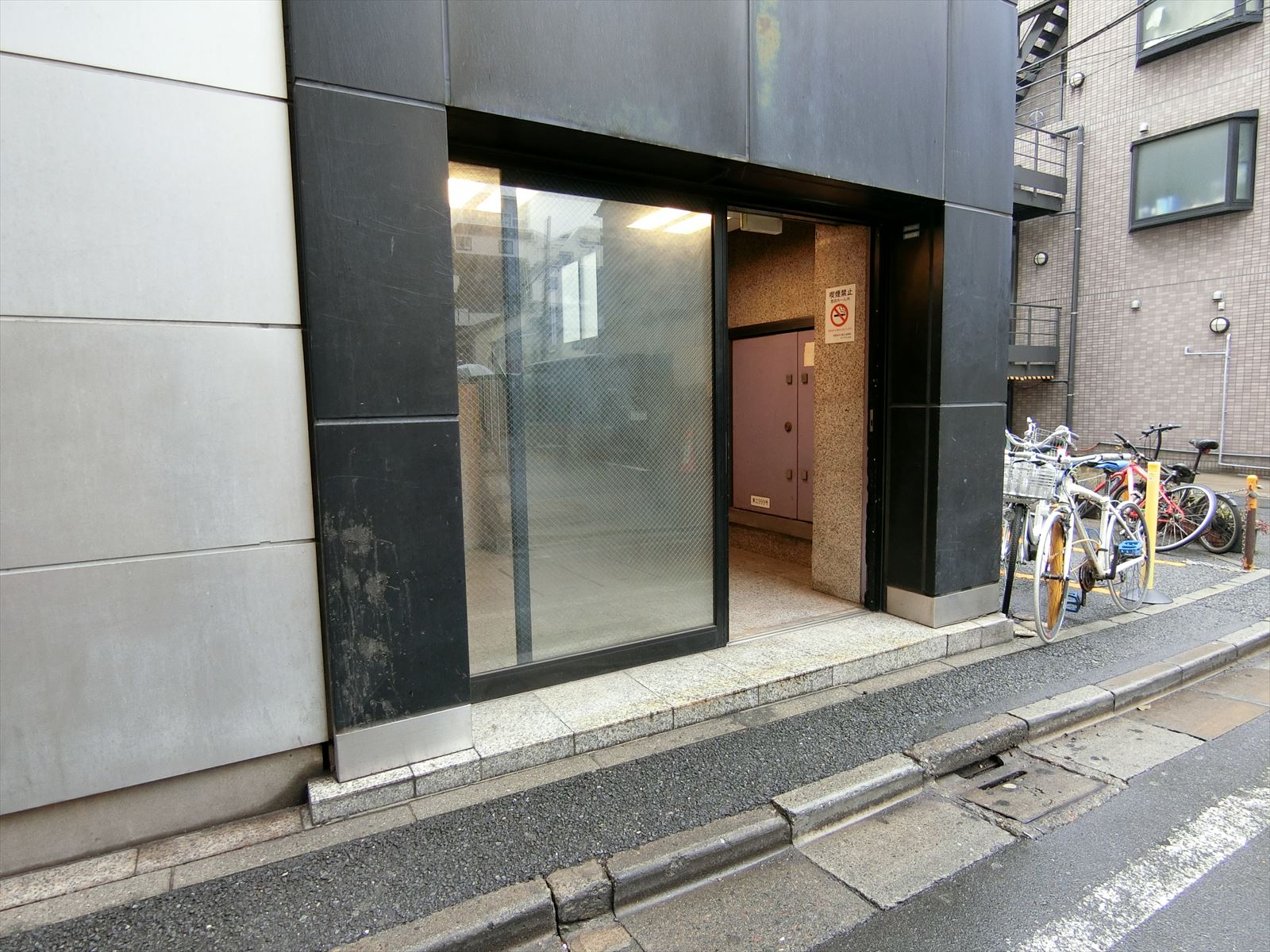 オフィスビル出入り口