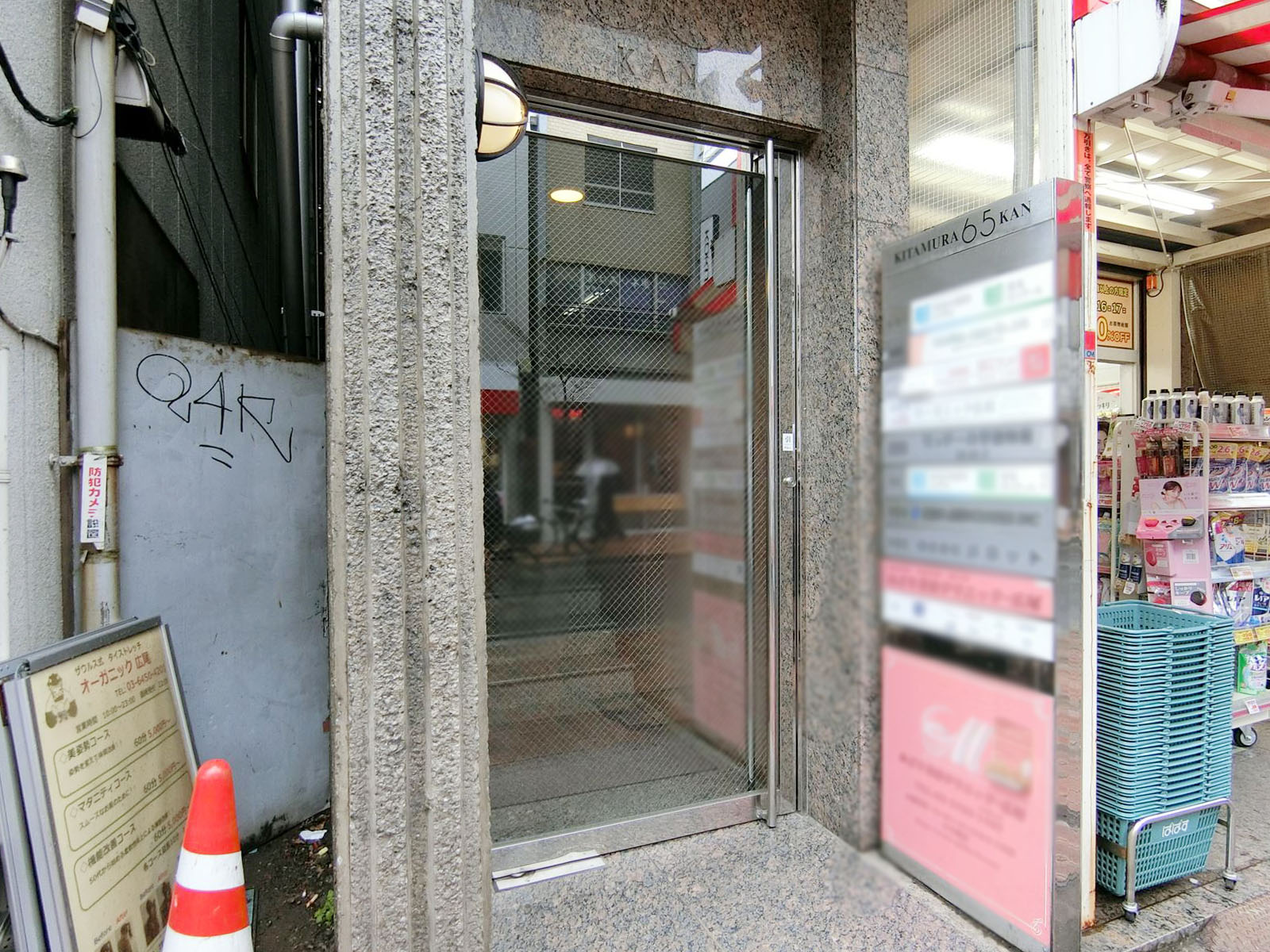 オフィスビル出入口