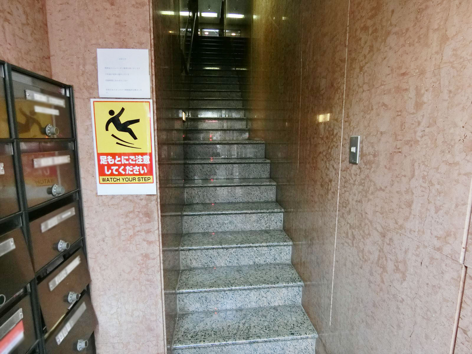 出入口すぐの階段