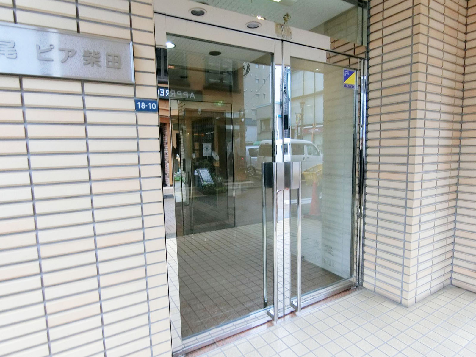 オフィスビル出入り口