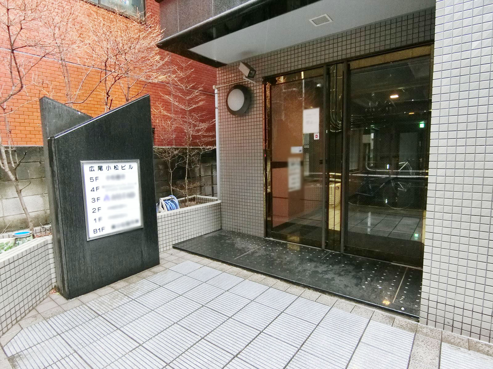 オフィスビル出入り口
