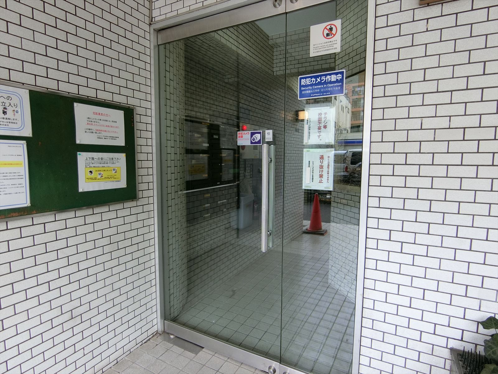 オフィスビル出入り口