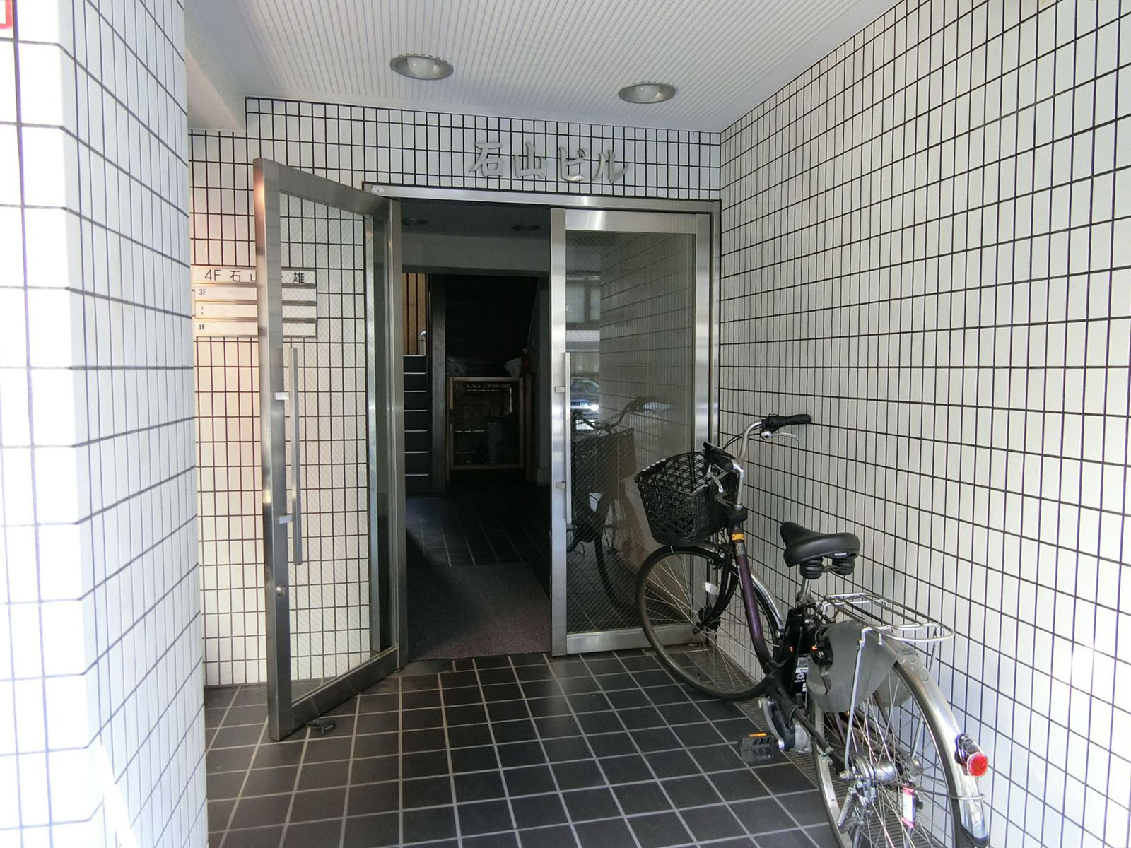 オフィスビル出入口