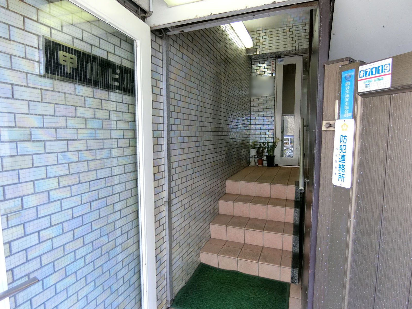 オフィスビル出入口