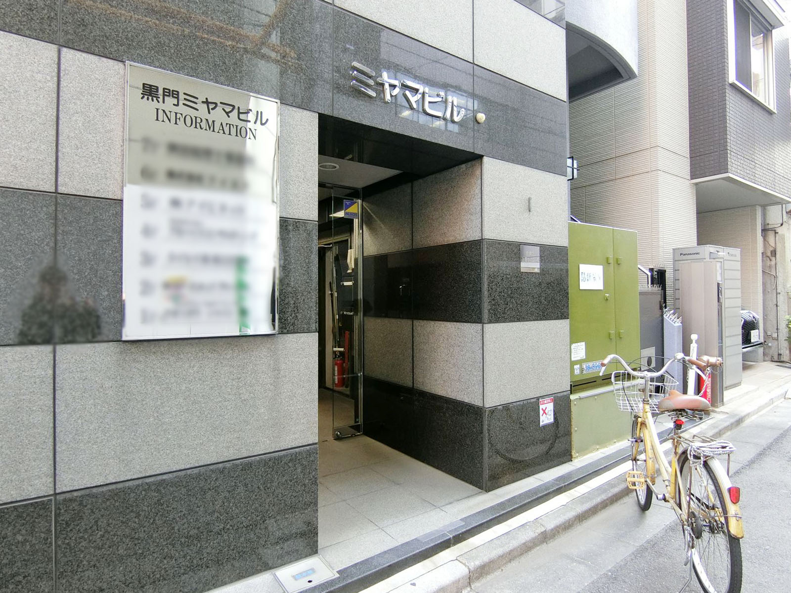 オフィスビル出入口