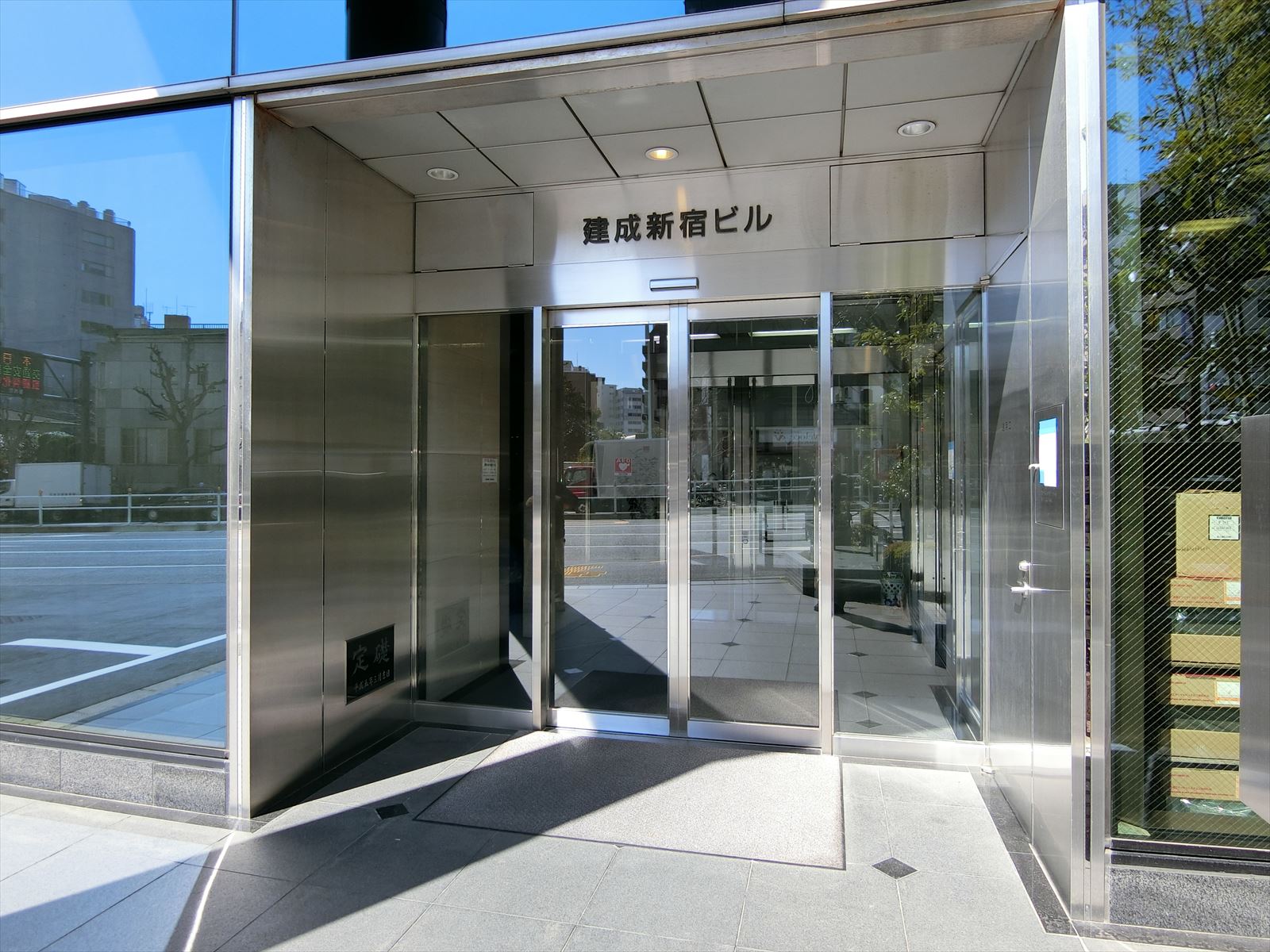 オフィスビル出入り口