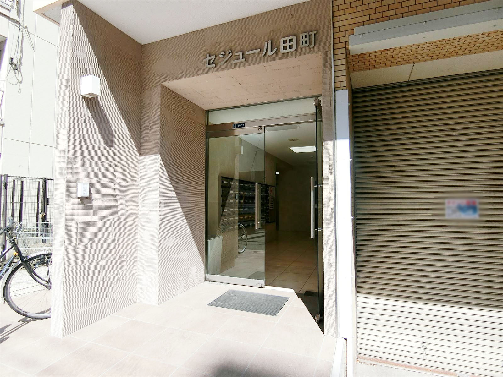 オフィスビル出入口