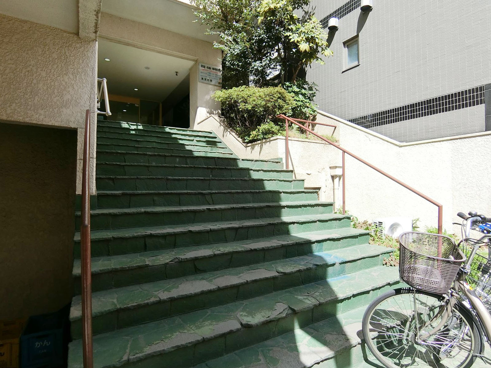 出入口前の階段