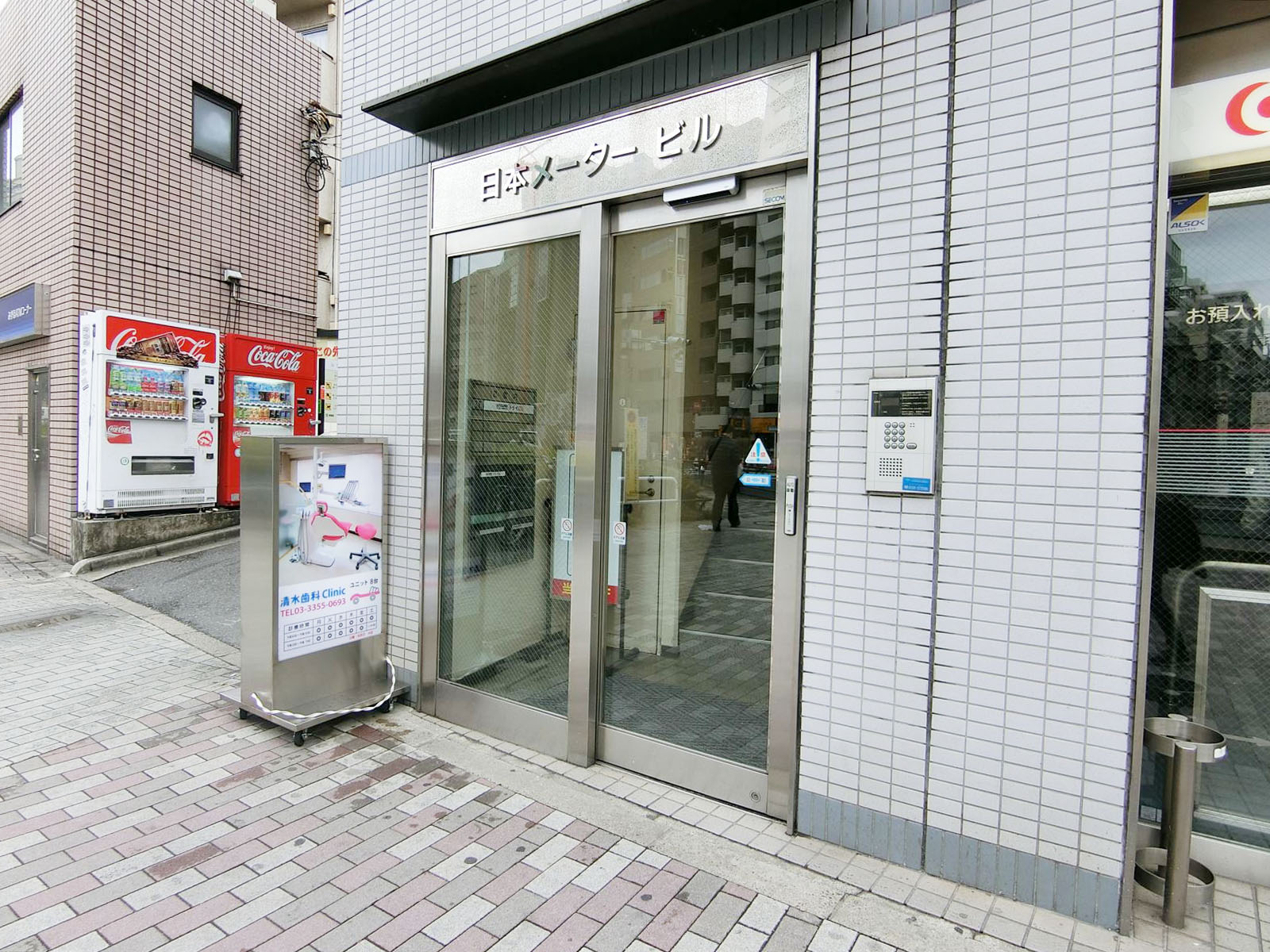 オフィスビル出入り口