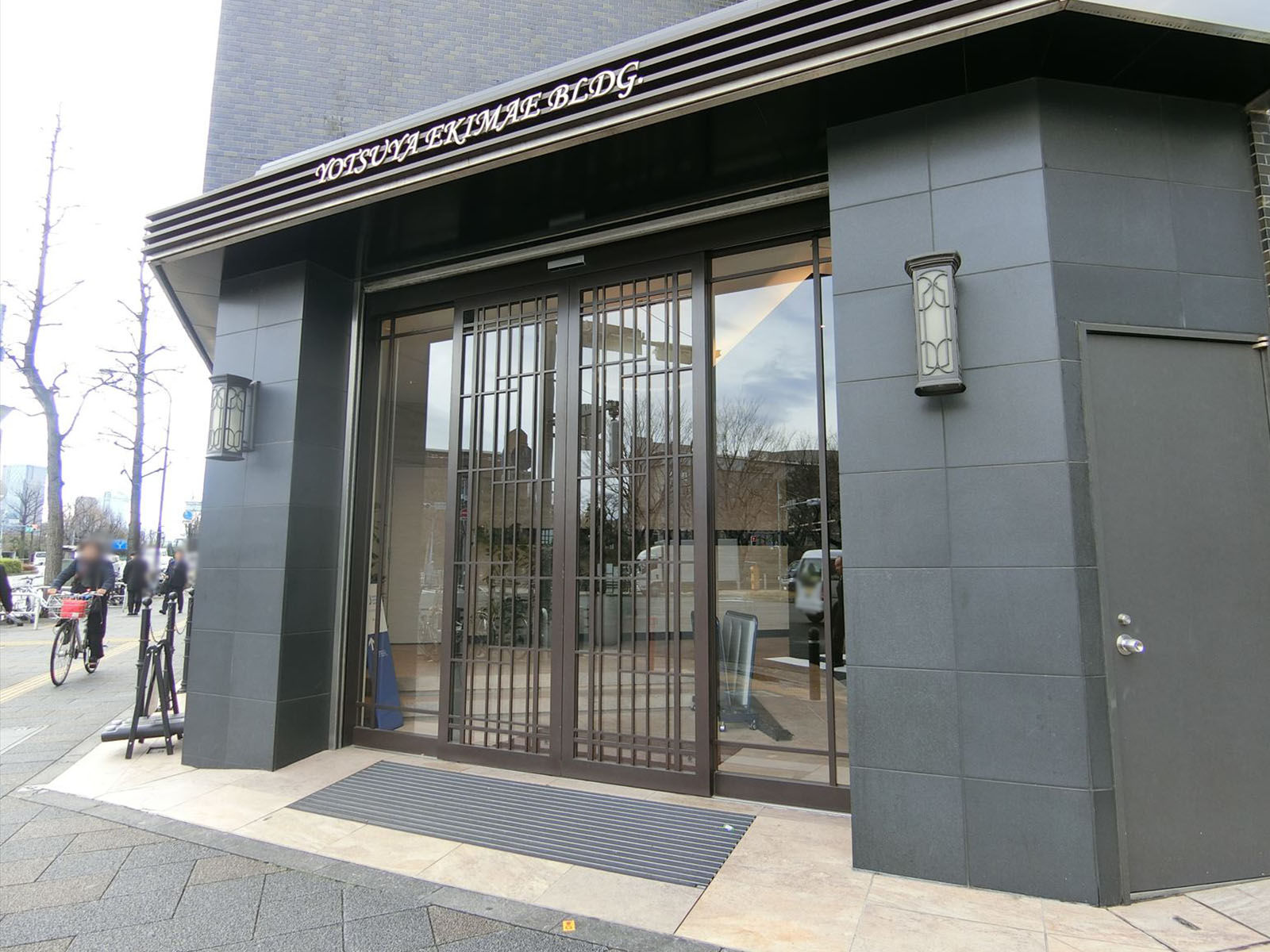 オフィスビル出入口
