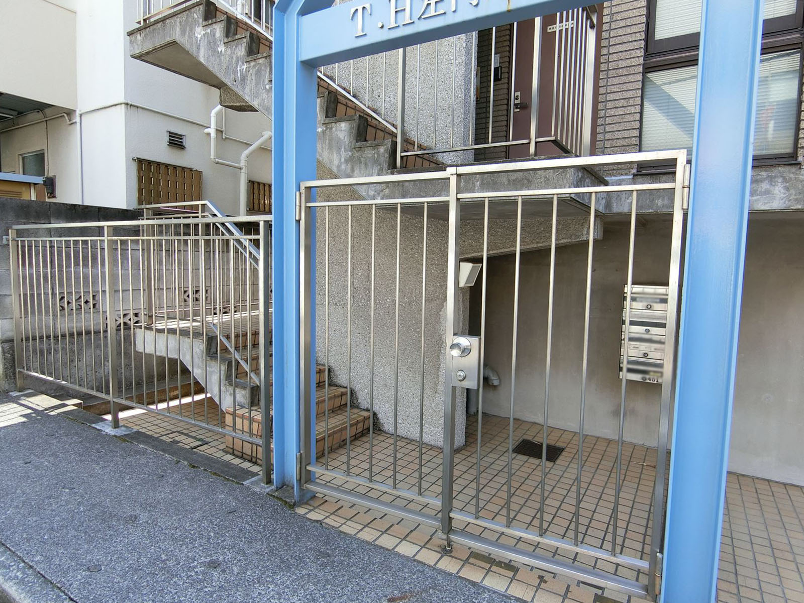 オフィスビル出入口