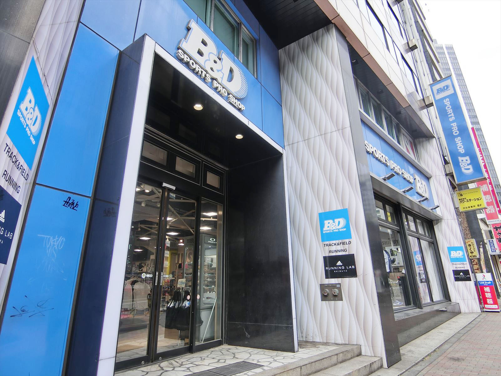 1階のスポーツ用品店
