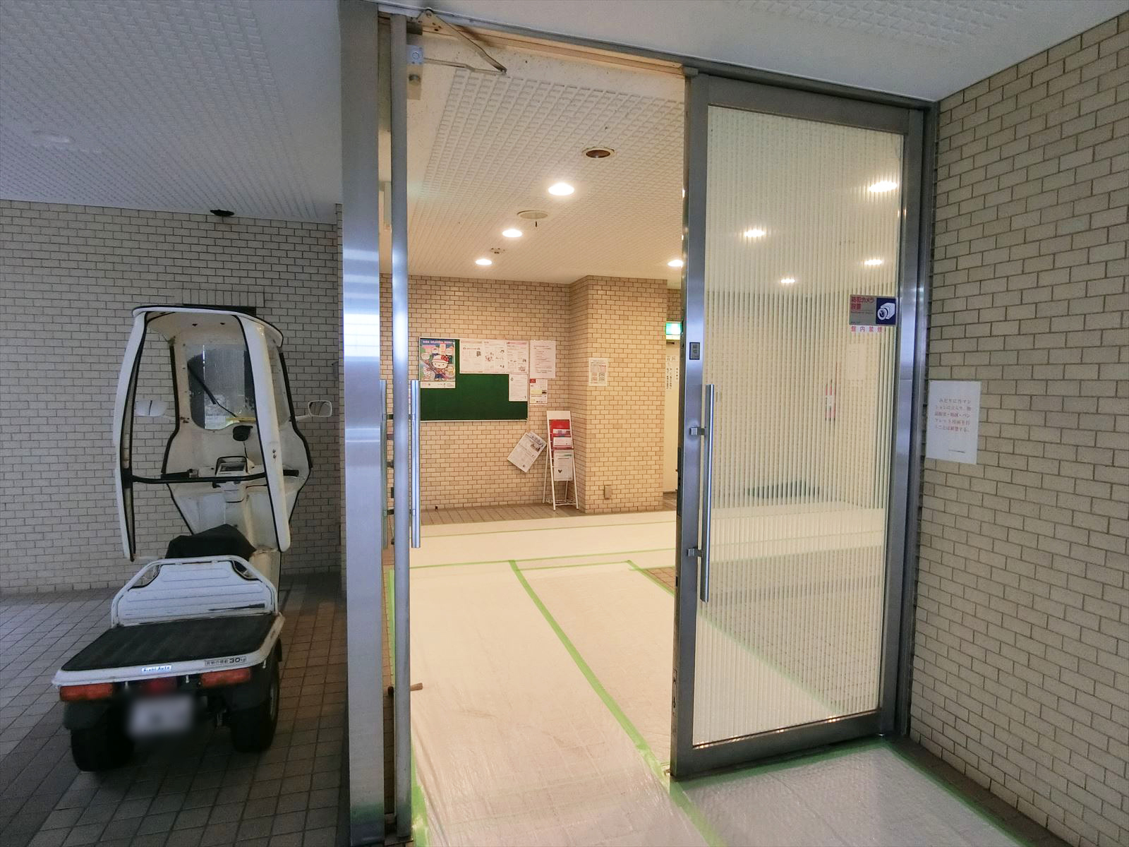 オフィスビル入り口