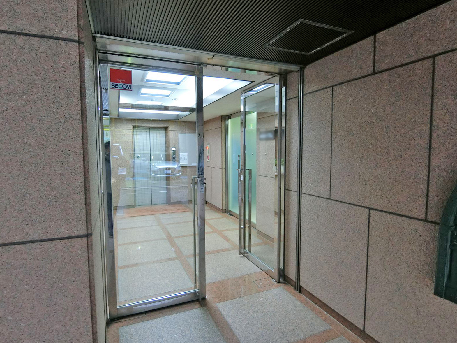 オフィスビル入り口