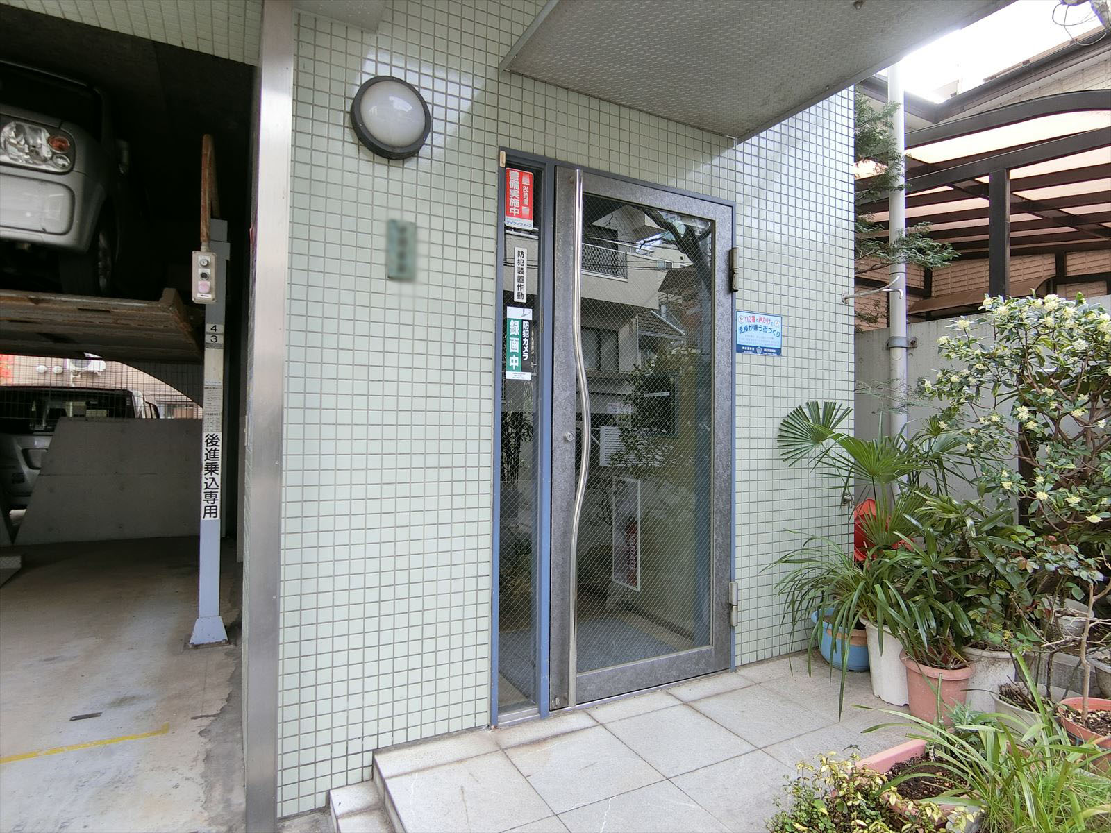 オフィスビル出入口